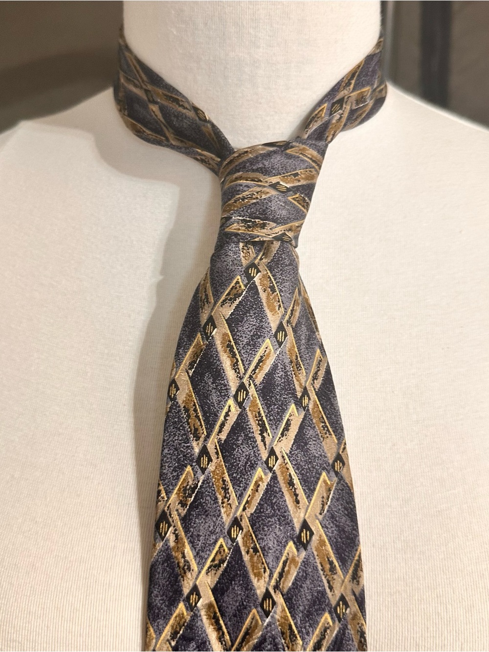 Classic Diamond Pattern Men's Tie in Gray and Gold